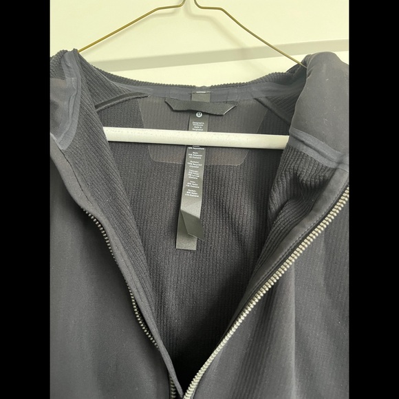 Stay warm in the cold with this versatile jacket that can be worn under a coat. - Picture 5 of 11